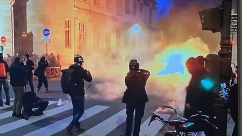 NEREDI POSLE MAKRONOVOG GOVORA: Pale barikade, u vazduhu suzavac, demonstranti se sukobljavaju s policijom (FOTO/VIDEO)