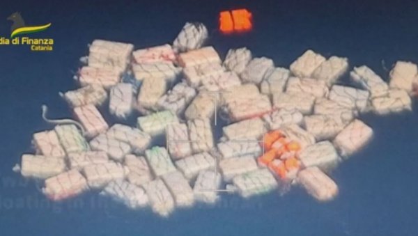 ДВЕ ТОНЕ КОКАИНА У МОРУ: Највећа икада заплена дроге у Италији - У 70 пакета дрога вредна 400 милиона евра (ВИДЕО)