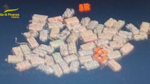 DVE TONE KOKAINA U MORU: Najveća ikada zaplena droge u Italiji - U 70 paketa droga vredna 400 miliona evra (VIDEO)