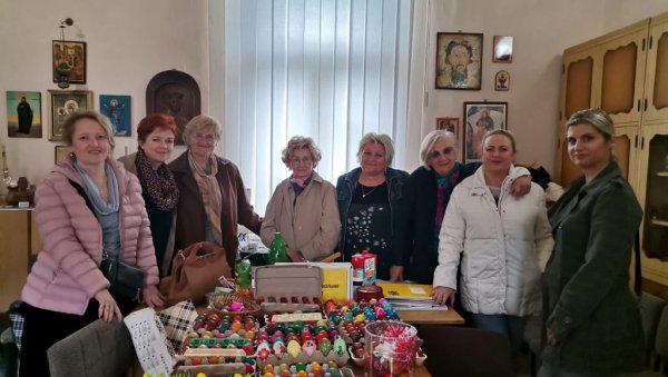 ЧЛАНИЦЕ КОЛА СРПСКИХ СЕСТАРА У КРУШЕВЦУ ПОТУКЛЕ РЕКОРД: Обишле све установе у граду, поделиле 400 васкршњих јаја (ФОТО)