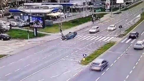 UDARIO AUTOMOBIL, ZAKAČIO BANDERU, PA ZAVRŠIO NA KROVU: Pojavio se snimak saobraćajne nesreće kod Ade Ciganlije (VIDEO)