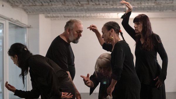 ПЛЕСНА ПРЕДСТАВА ИГОРА КОРУГЕ: Премијера Жеље да се направи чврста историја завршиће се неуспехом у Битеф театру