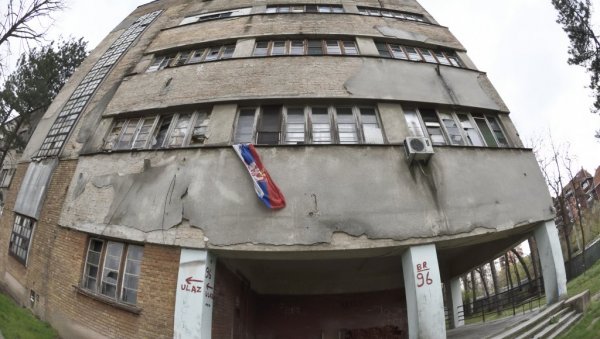 У НУЖНОМ СМЕШТАЈУ 30 ГОДИНА! Осам породица станује у бившој пилотској школи у Панчеву