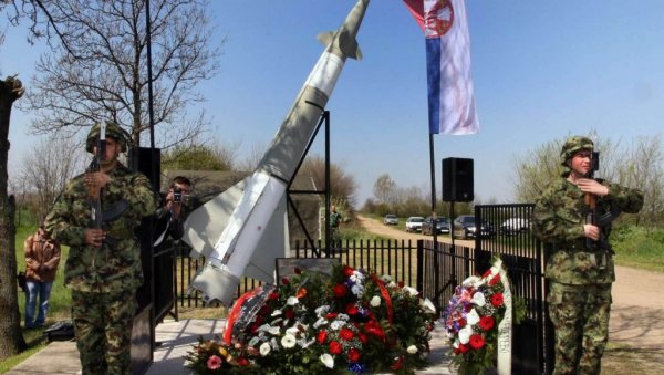 СЕЋАЊЕ НА ОФИЦИРЕ ПОГИНУЛЕ У НАТО АГРЕСИЈИ: У Смедереву положени венци на споменик страдалим члановима 250. ракетне бригаде