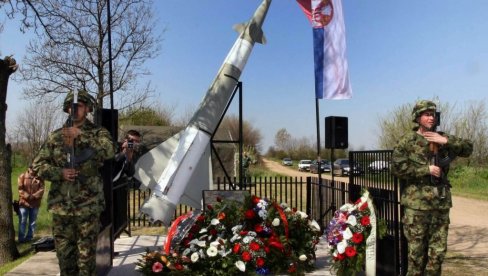 SEĆANJE NA OFICIRE POGINULE U NATO AGRESIJI: U Smederevu položeni venci na spomenik stradalim članovima 250. raketne brigade