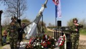 СЕЋАЊЕ НА ОФИЦИРЕ ПОГИНУЛЕ У НАТО АГРЕСИЈИ: У Смедереву положени венци на споменик страдалим члановима 250. ракетне бригаде
