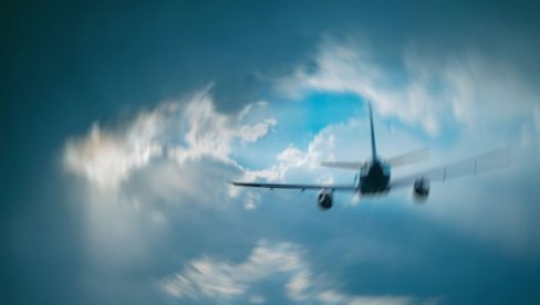 ПОВРЕЂЕНО 11 ЉУДИ: Авион улетео у јаку турбуленцију пре слетања