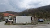 НОВОСТИ НА ЛИЦУ МЕСТА: Приштинске власти почеле са постављањем контејнера за бирачка места на северу КиМ (ФОТО)