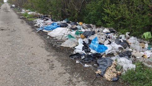 SMEĆEM PREKRILI I DEČIJE IGRALIŠTE: Ekolozi u Vrbasu prijavili inspekciji pet ugroženoih lokacija