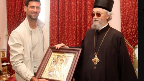 А ЗА ЂОКОВИЋА... Новак добио поклон у Бањалуци и показао приврженост Српској православној цркви