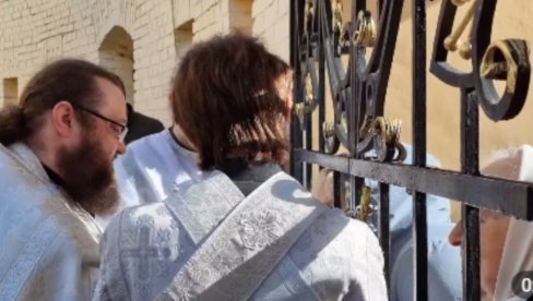 POTRESNE SCENE U KIJEVSKO-PEČERSKOJ LAVRI: Sveštenici kanonske UPC pričešćivali vernike kroz ogradu (VIDEO)