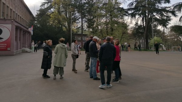 ДОЛАЗЕ НАМ РИЈАЛИТИ ЗВЕЗДЕ, А ГДЕ СУ КРЕАТИВНЕ РАДИОНИЦЕ? У дворишту образовне установе на Канаревом брду синоћ било бурно