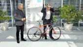 DA PRAKSOM POTVRDE PREDAVANJA : Profesori Novosadskog univerziteta putuju u mađarski grad Pečuj - biciklima
