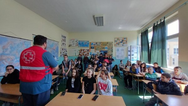 ЖИВИ ХУМАНО: Црвени крст Лознице представио ову хуманитарну организацију  у Лешници