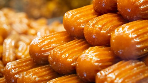 РЕЦЕПТ ЗА ТУЛУМБЕ КОЈИ ПРОВЕРЕНО УСПЕВА: Изненадите укућане овом преукусном посластицом (ВИДЕО)