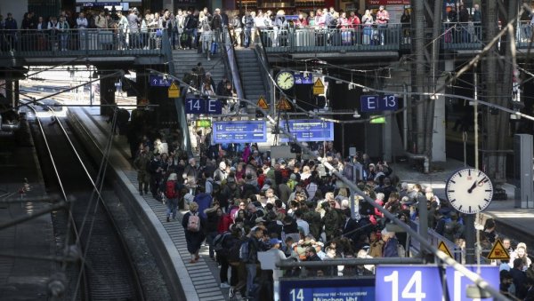 НЕМАЧКА И ДАНАС БИЛА ПАРАЛИСАНА: Нови штрајкови на железници и аеродромима - а све је тек само упозорење (ВИДЕО)
