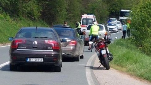 TEŠKA SAOBRAĆAJNA NESREĆA NA IZLASKU IZ VALJEVA: Saobraćaj blokiran, poginuo motociklista (FOTO)