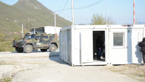 FOTOGRAFIJE SA TERENA: Oklopnjaci KFOR-a obezbeđuju kontejnere za glasanje (FOTO)