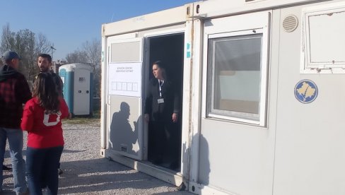 ИЗЛАЗНОСТ НА КУРТИЈЕВИМ ИЗБОРИМА: На бирачком месту у Северној Митровици до осам сати гласао један Албанац (ФОТО)