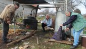 ПЕВАЈ, РАНКА, ДОК СТИГНЕ МАЏАРКА: У Старом Влаху се крај казана обнављају бројни летописи о шљивовици