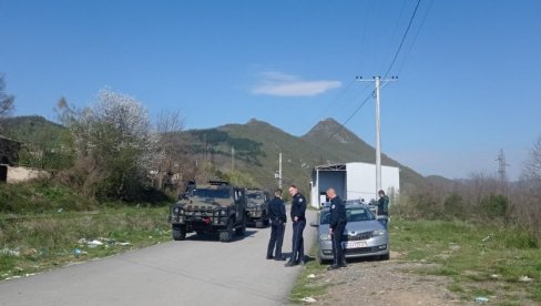 НА НЕКИМ МЕСТИМА БЕЗ ИЈЕДНОГ ГЛАСАЧА: Бирачка места на северу Косова и Метохије – новинарске екипе, полиција, КФОР и празне кутије (ФОТО)
