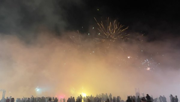 НИШ ОВО НЕ ПАМТИ! Мераклије приредиле невиђен ватромет и бакљаду због 100. рођендана Радничког (ВИДЕО)