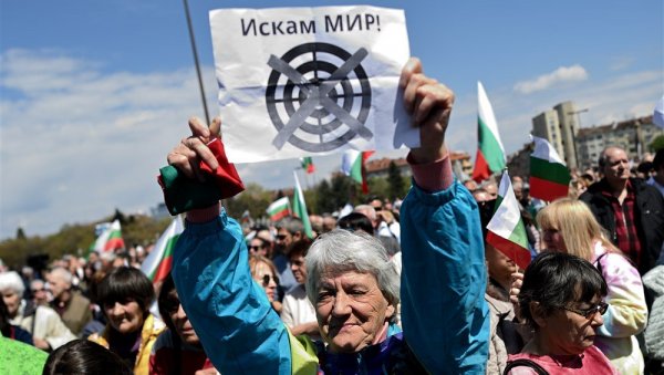 ТРЕБА ДА ОСТАНЕМО НЕУТРАЛНИ ПО ПИТАЊУ УКРАЈИНЕ Бугари изашли на улице - желе мир и референдум (ФОТО)