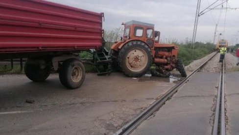 VOZ NALETEO NA TRAKTOR U SREMSKOM SELU: Lokomotiva mu odvalila prednje točkove (FOTO)