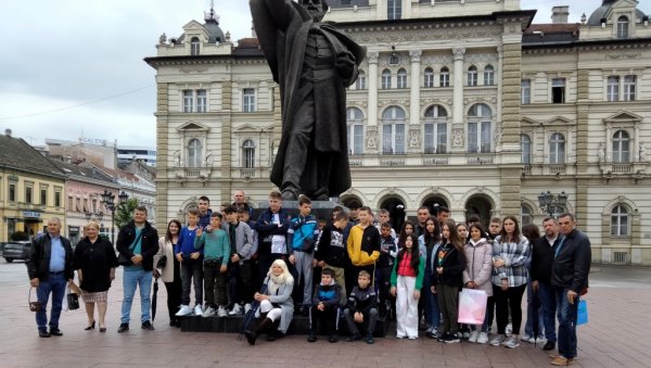 ИЗ СРПСКЕ АТИНЕ НОСЕ НАЈЛЕПШЕ УСПОМЕНЕ: Деца из Ораховца и Велике Хоче са КиМ у петодневној посети Новом Саду