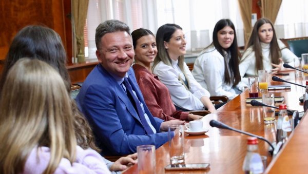 ДОДАТНО ОХРАБРЕЊЕ И МОТИВАЦИЈА: Министар Јовановић угостио девојчице из ИКТ сектора у згради Владе РС