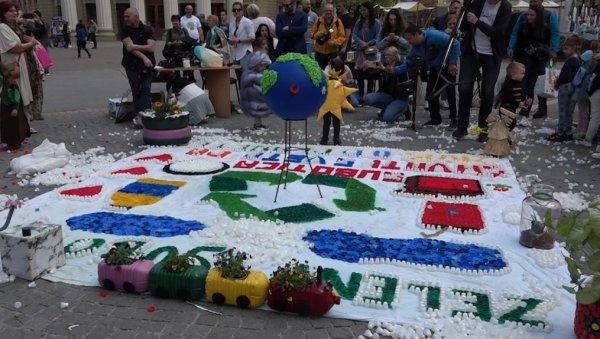 ОБЕЛЕЖИЛИ ДАН ПЛАНЕТЕ ЗЕМЉЕ: Мозаик од чепова украсио центар Суботице