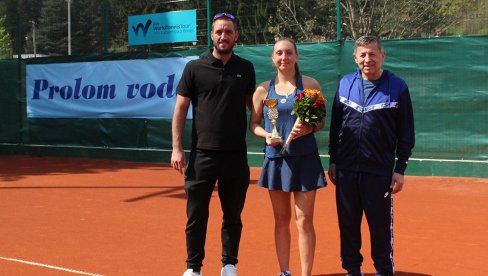 KRUNISAN PRVI ŠAMPION: Teniski teren Viktor Troicki u Kuršumlijskoj banji uz budućnost belog sporta