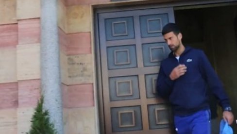 PRIJATNO SE IZNENADIO: Kineski novinar snimao crkvu u Banjaluci, a onda se pojavio Đoković (VIDEO)