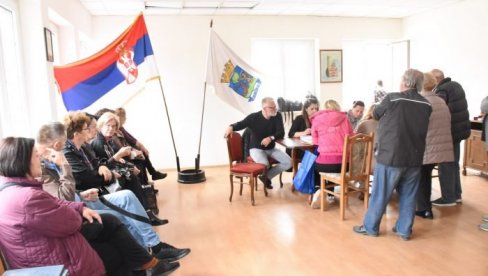 KAKO SE KORISTI KARTICA? Službenici opštine Zemun i NZS organizovali pomoć najstarijim sugrađanima