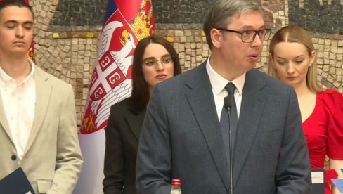 ZAVRŠENO URUČIVANJE UGOVORA O ZAPOSLENJU MEDICINARA Vučić: Želimo vam puno uspeha i teškog rada
