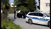 ЗАБАВА ЗАВРШИЛА ЛОШЕ: Дивљао аутомобилом па се забио у полицију