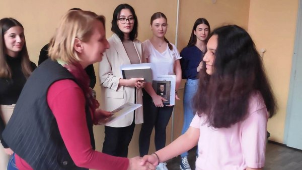 СЕДМОРО РЕЦИТАТОРА ИДЕ НА ОКРУЖНО: У Параћину 59 ученика на Општинској смотри „Песниче народа мог“