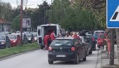AUDI JE BACIO NEKOLIKO METARA: Saobraćajna nesreća u centru Čačka, teško povređena žena (FOTO/VIDEO)