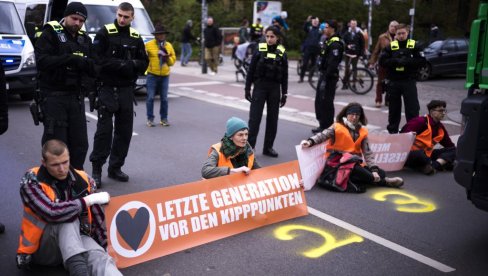 HAOS NA ULICAMA BERLINA: Građani i političari besni zbog protesta ekoloških aktivista (FOTO)