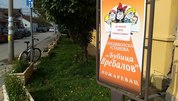 КАКО ИХ НИЈЕ СРАМОТА? Чупају цвеће из жардињера код дечјег вртића - на знаку поред освануло упозорење