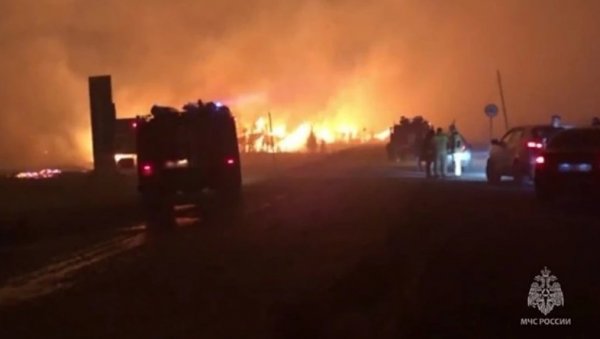 ОГРОМАН ПОЖАР НА УРАЛУ: Страдала једна особа, ватра прогутала око 178 објеката (ВИДЕО)