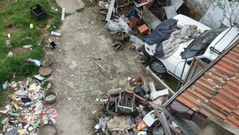 УГУШИЋЕМО СЕ ОД КОМШИЈСКОГ СМЕЋА: Живковићи из Нишке Бање муку муче са отпадом у суседном дворишту