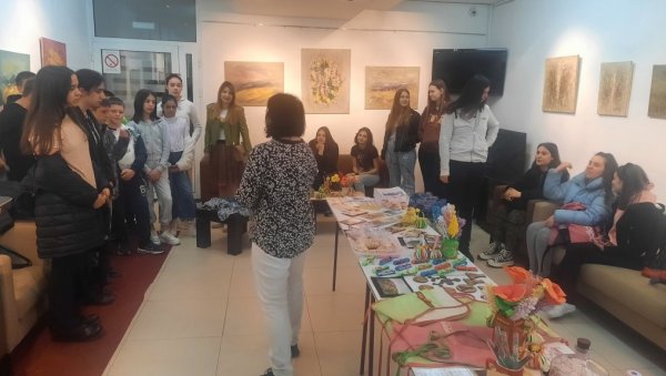 РУКОТВОРИНЕ МЛАДИХ: Хуманитарни базар у Галерији КЦ Чукарица