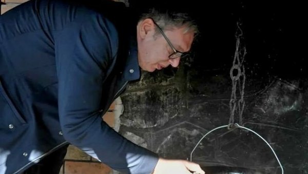 СРЕЋОМ, У РИБЉОЈ ЧОРБИ НИСАМ МОГАО НИШТА ДА ПОКВАРИМ: Председник у посети домаћинској кући Гавриловића (ФОТО)