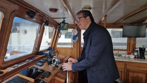 KAPETAN NA BELU LAĐU Vučić poslao poruku: Naš srpski brod sigurno plovi (FOTO)