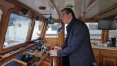 KAPETAN NA BELU LAĐU Vučić poslao poruku: Naš srpski brod sigurno plovi (FOTO)