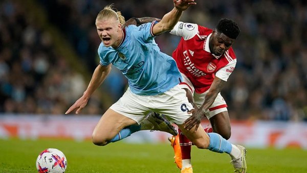 ЦЕО СВЕТ ЈЕ ГЛЕДАО МЕЧ ЗА ТИТУЛУ У ПРЕМИЈЕР ЛИГИ: Манчестер сити и Арсенал одиграли дерби који је изненадио многе!