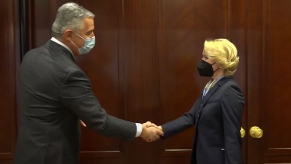 ЕВО КО ЈЕ ЦРНОГОРСКА АМБАСАДОРКА КОЈА ЈЕ ПОДРЖАЛА ТЗВ. КОСОВО У СЕ: Дипломирала у Београду, војник ДПС-а већ 20 година