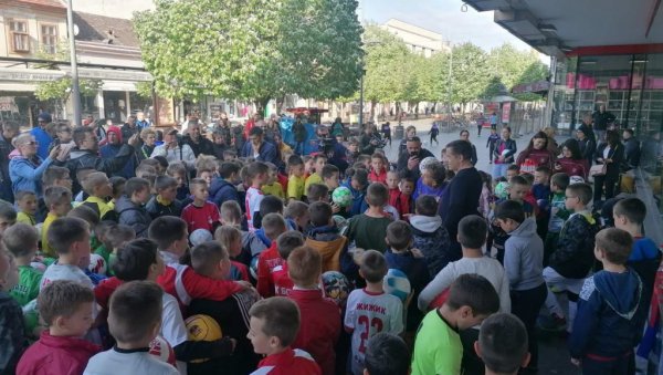 ЛЕПА СЛИКА ИЗ ЦЕНТРА ЗРЕЊАНИНА: Малишани изненадили популарног жонглера за његов 77. рођендан (ФОТО)