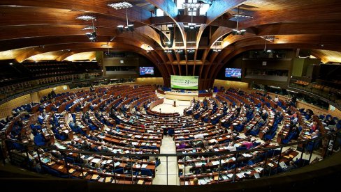ОПЕТ ДЕЛЕ ЛЕКЦИЈЕ ИЗ ДЕМОКРАТИЈЕ: У Стразбуру у Парламентарној скуптини савета Европе нова дебата о изборима у Србији